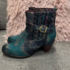 L’Artiste Teal and Multicolor Leather Ankle Boots